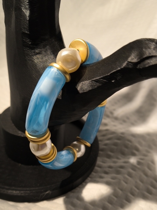 Plunder Jewelry - Plunder Blue Resin and Gold Pearl Stretch Bracelet